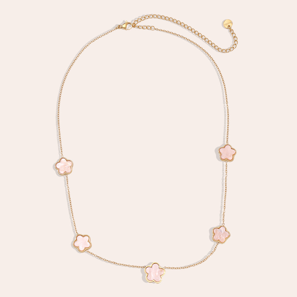 Collier Fleurs Résine Rose – fond beige