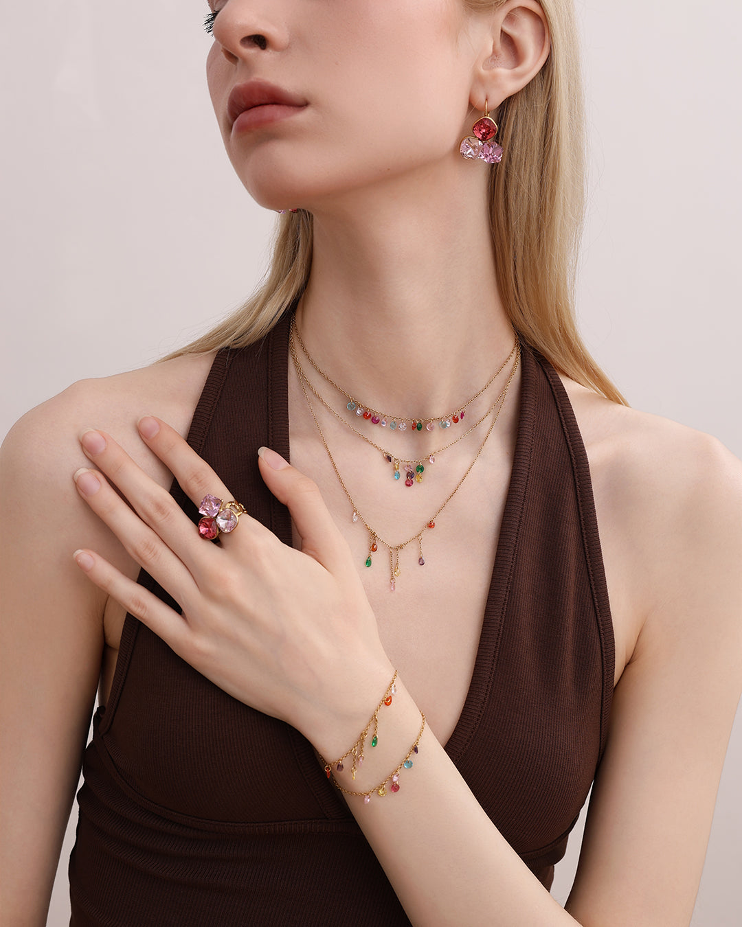 Collier Pluie de Zirconia Multicolores – porté en layering