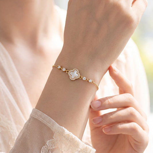 Bracelet Trèfle Résine Rose Halo Zirconia Doré – porté au poignet