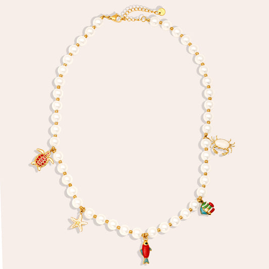 Collier Perles & Charms Océan – fond crème