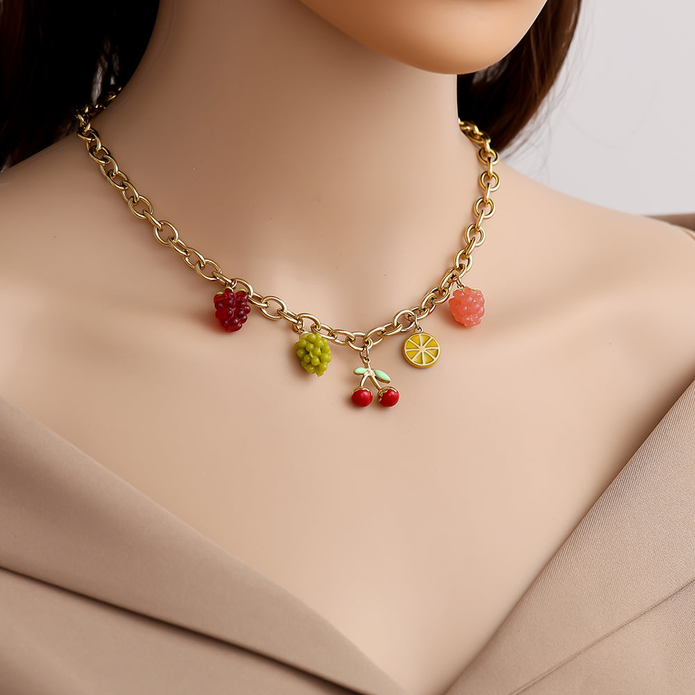 Collier Charms Fruits Gourmands – porté