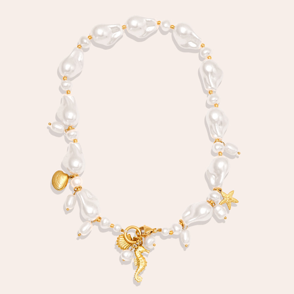 Collier Perles Baroques & Charms Océan – fond crème