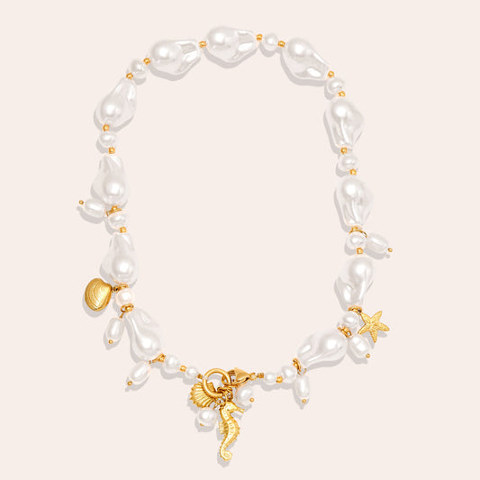 Collier Perles Baroques & Charms Océan – fond crème
