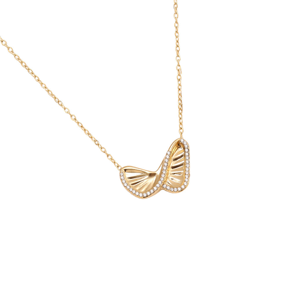 Collier Papillon Doré & Micro-Cristaux – détail pendentif