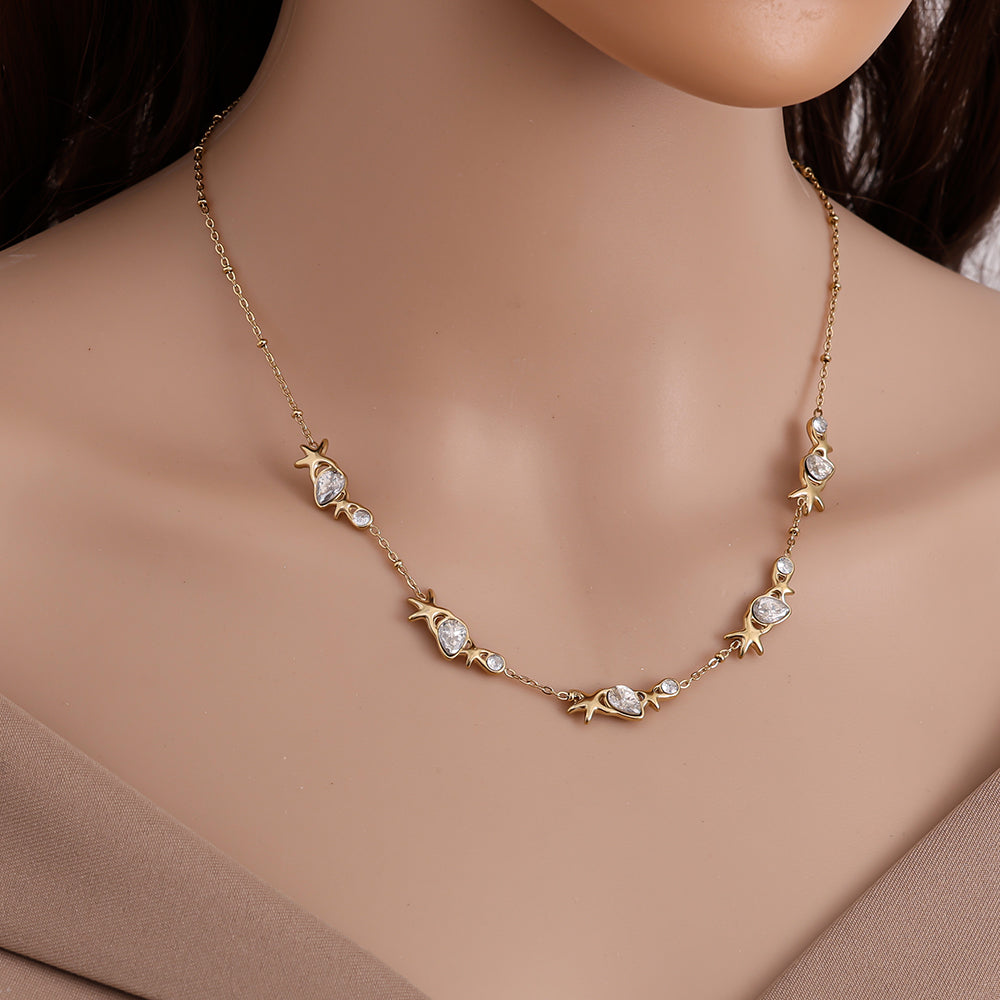 Collier Céleste Étoiles & Cristaux – porté décolleté