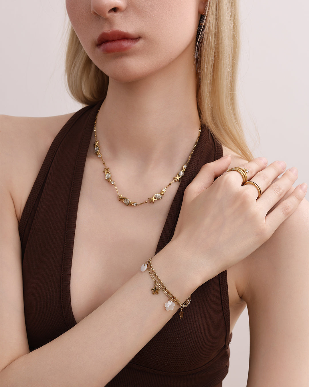 Collier Céleste Étoiles & Cristaux – porté tenue