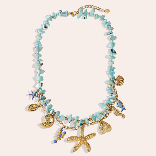 Collier Turquoise & Charms Marins – fond beige