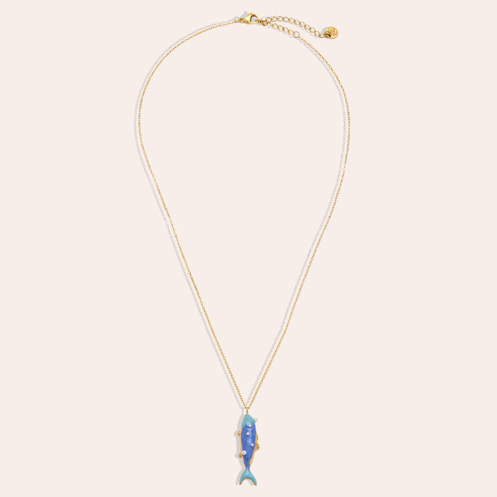 Collier Pendentif Poisson Émaillé Bleu – fond beige