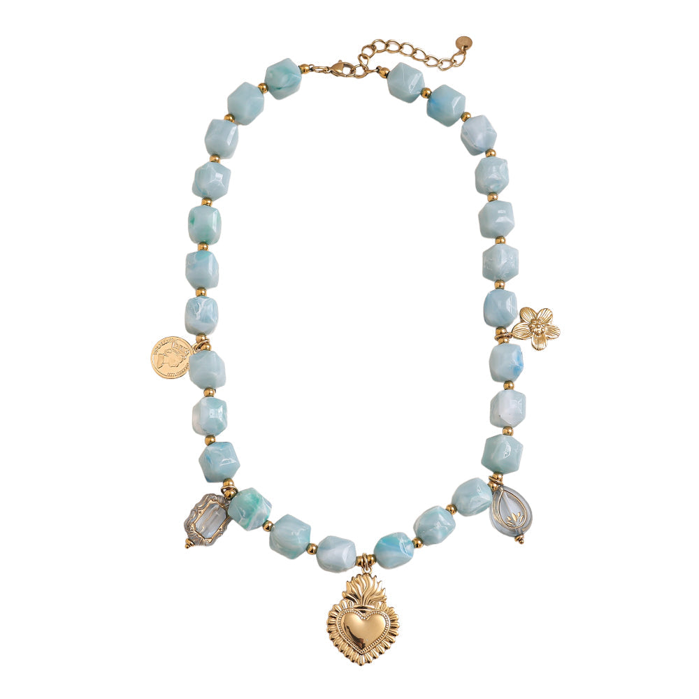 Collier Perles Cubiques Bleu Ciel & Charms – fond blanc