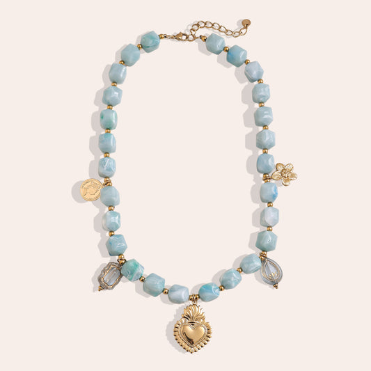 Collier Perles Cubiques Bleu Ciel & Charms – fond beige