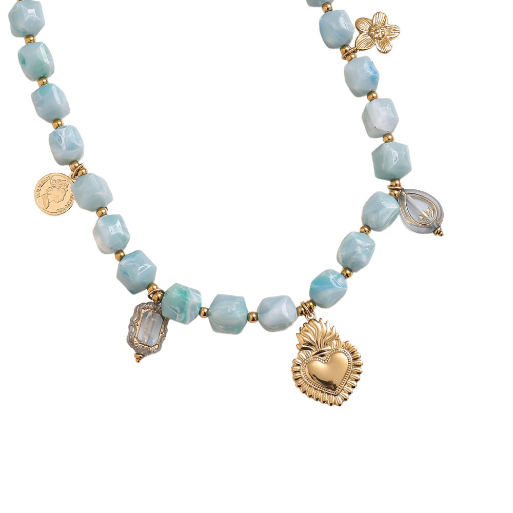 Collier Perles Cubiques Bleu Ciel & Charms – détail charms