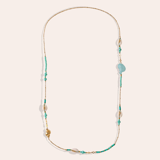 Collier Long Bohème Coquillages & Perles Turquoise – fond beige