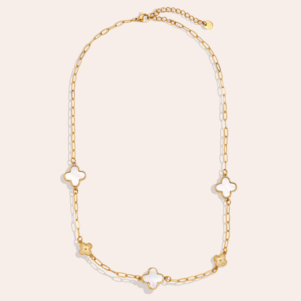 Collier Trèfle Nacre & Doré – fond beige