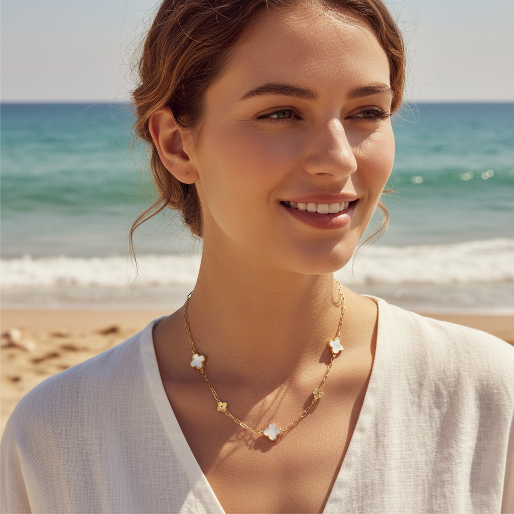 Collier Trèfle Nacre & Doré – porté à la plage