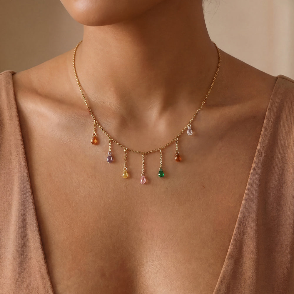 Collier Pluie de Zirconia Multicolores – porté décolleté