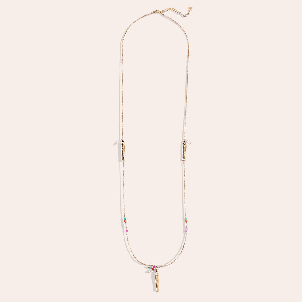 Collier Long Poissons Dorés & Perles Multicolores – fond blanc