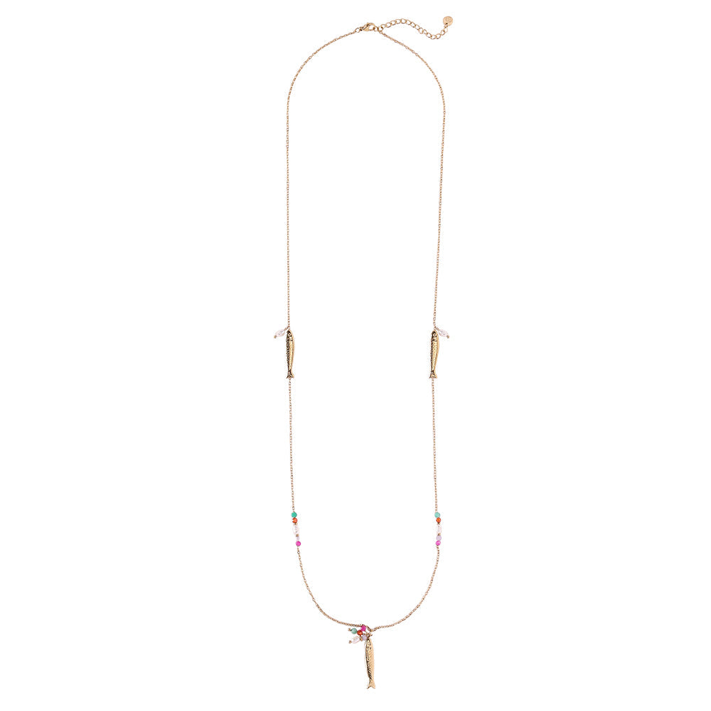 Collier Long Poissons Dorés & Perles Multicolores – fond crème
