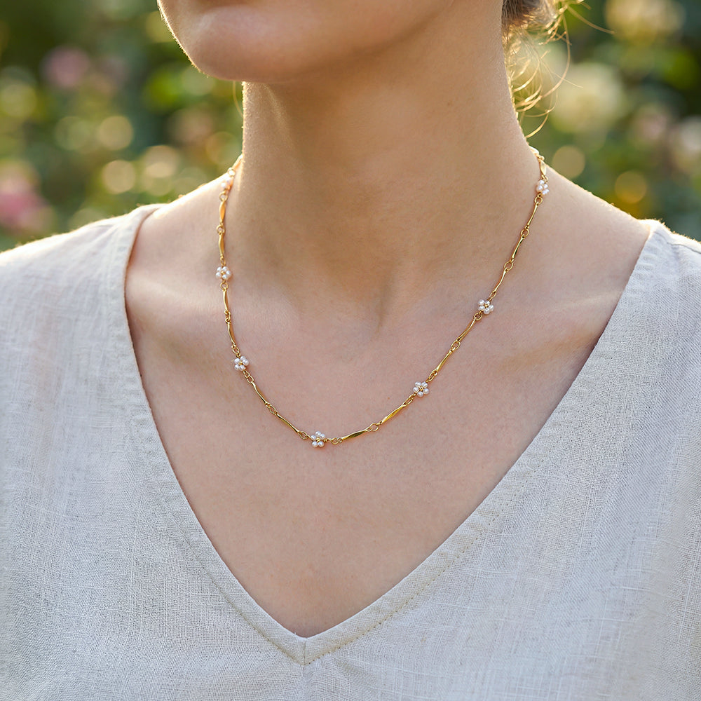 Collier Maillons Baguettes & Micro-Perles Nacrées – porté en jardin