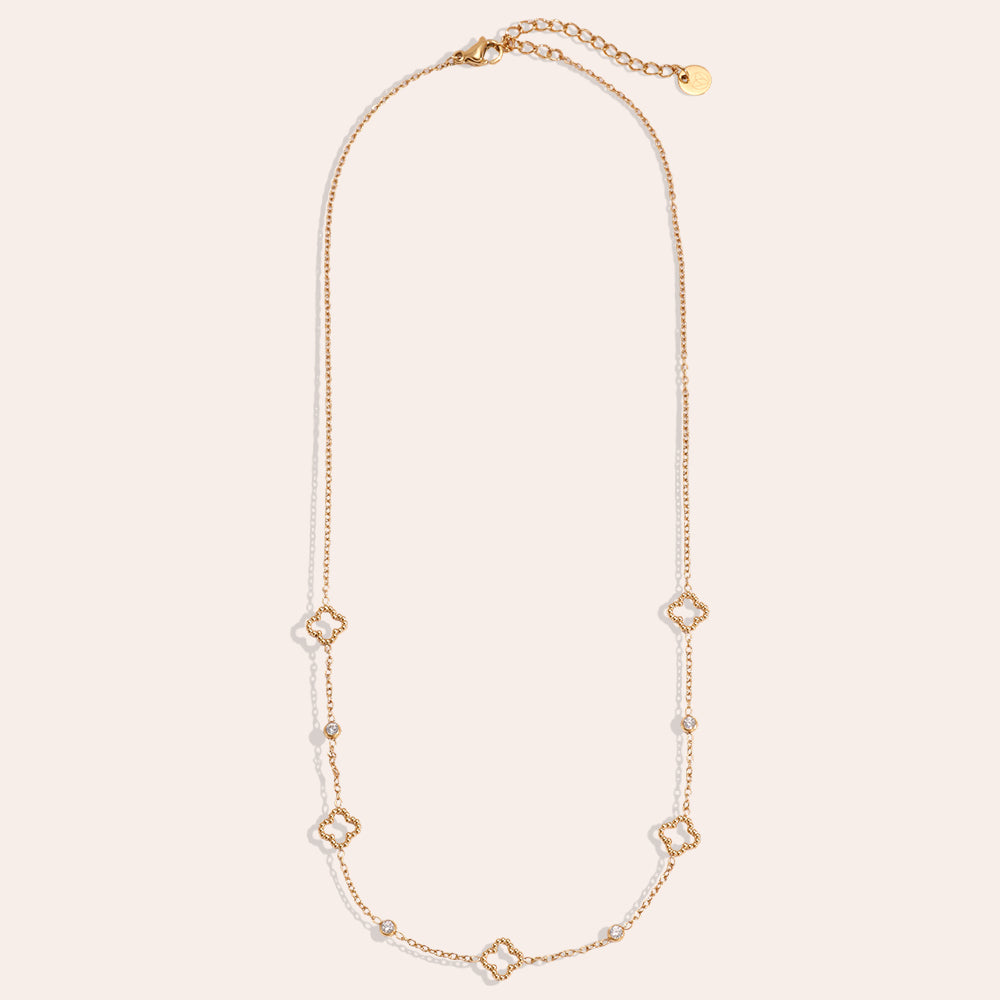 Collier Trèfles Ajourés & Zirconia – fond beige
