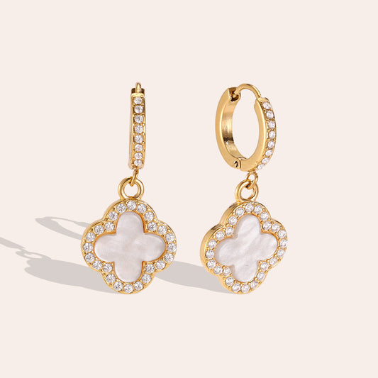 Créoles Pavées Charm Trèfle Nacre – fond beige