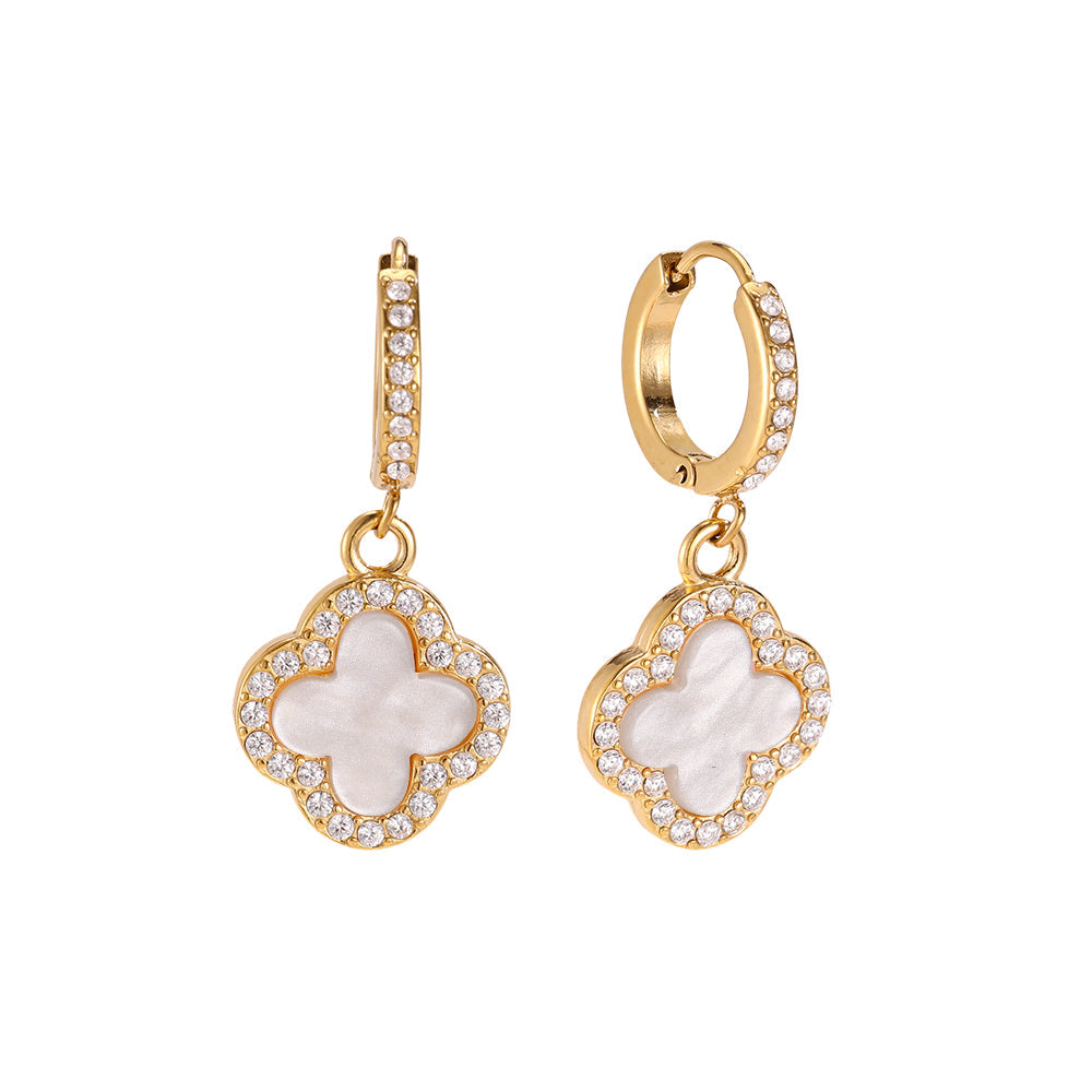 Créoles Pavées Charm Trèfle Nacre – fond blanc