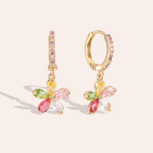 Créoles Charm Fleur Arc-en-Ciel Zirconia – fond beige