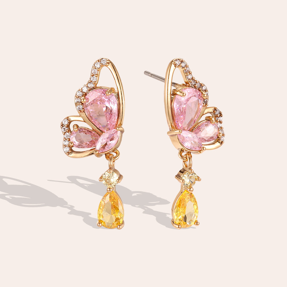 Puces Papillon Doré Zirconia Rose & Pendentif Jaune – fond beige