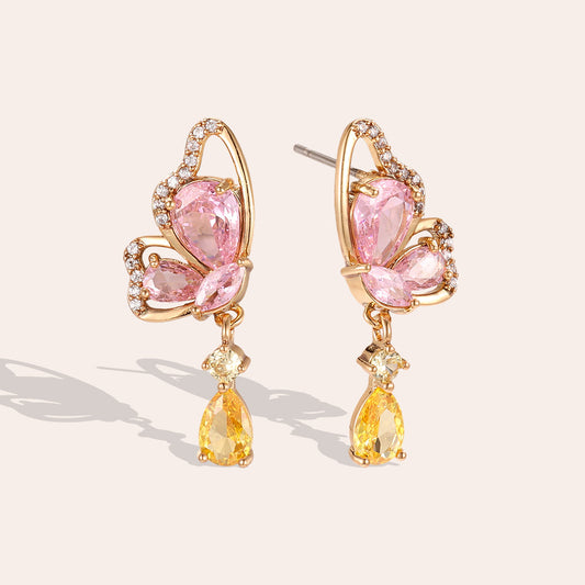 Puces Papillon Doré Zirconia Rose & Pendentif Jaune – fond beige