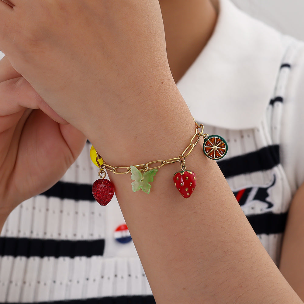 Bracelet Fruit Fun Doré – porté au poignet
