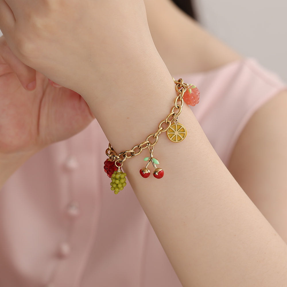 Bracelet Fruit Party Doré – porté au poignet