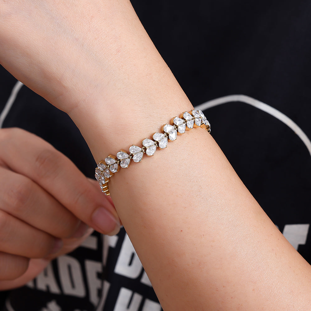 Bracelet Diamond Heart Pieces Doré – porté au poignet