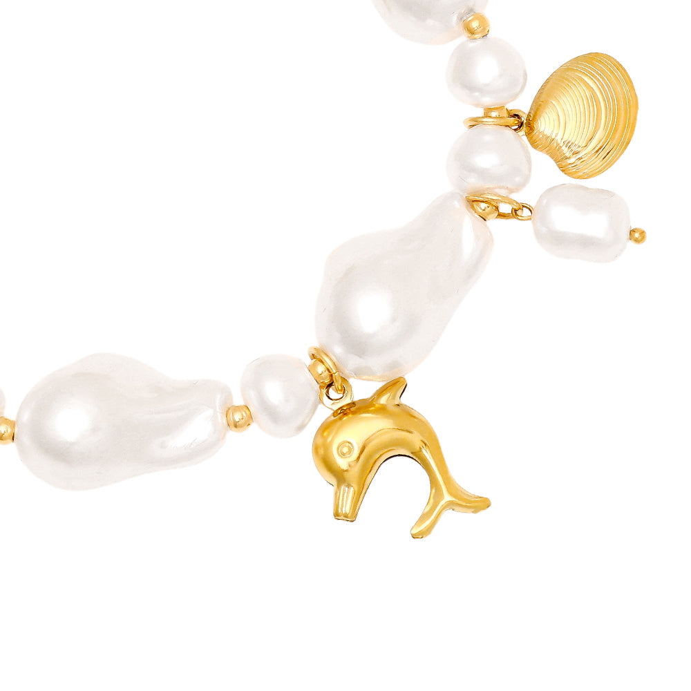 Bracelet Perles Baroques Charms Marins – détail dauphin & coquillage