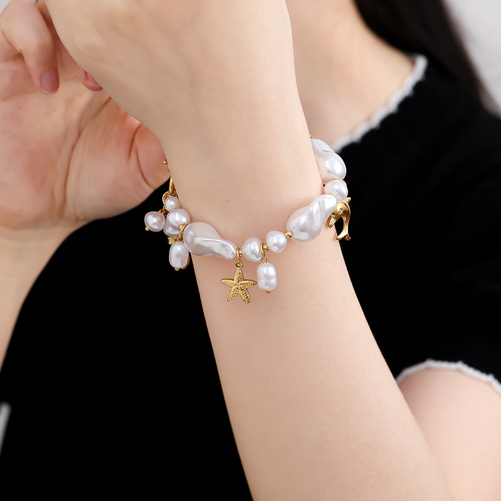 Bracelet Perles Baroques Charms Marins – porté au poignet