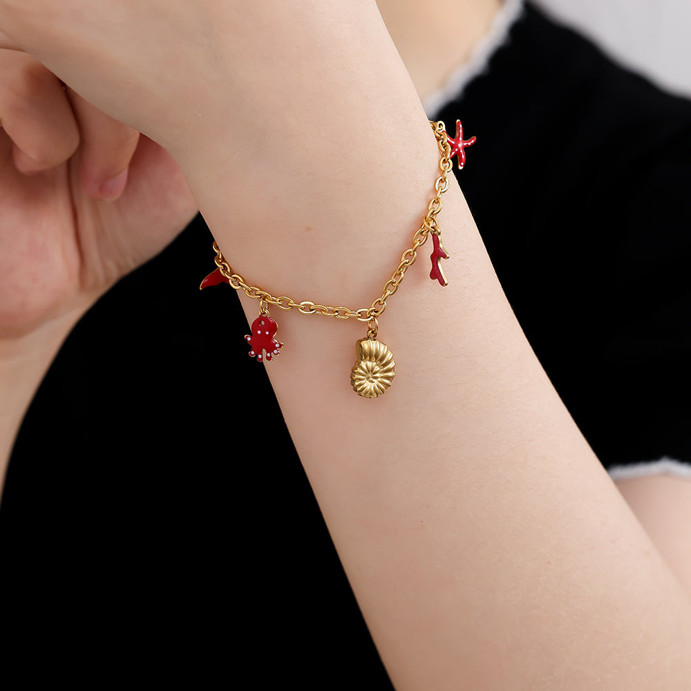 Bracelet Sweet Ocean Charms Rouge Or – porté au poignet