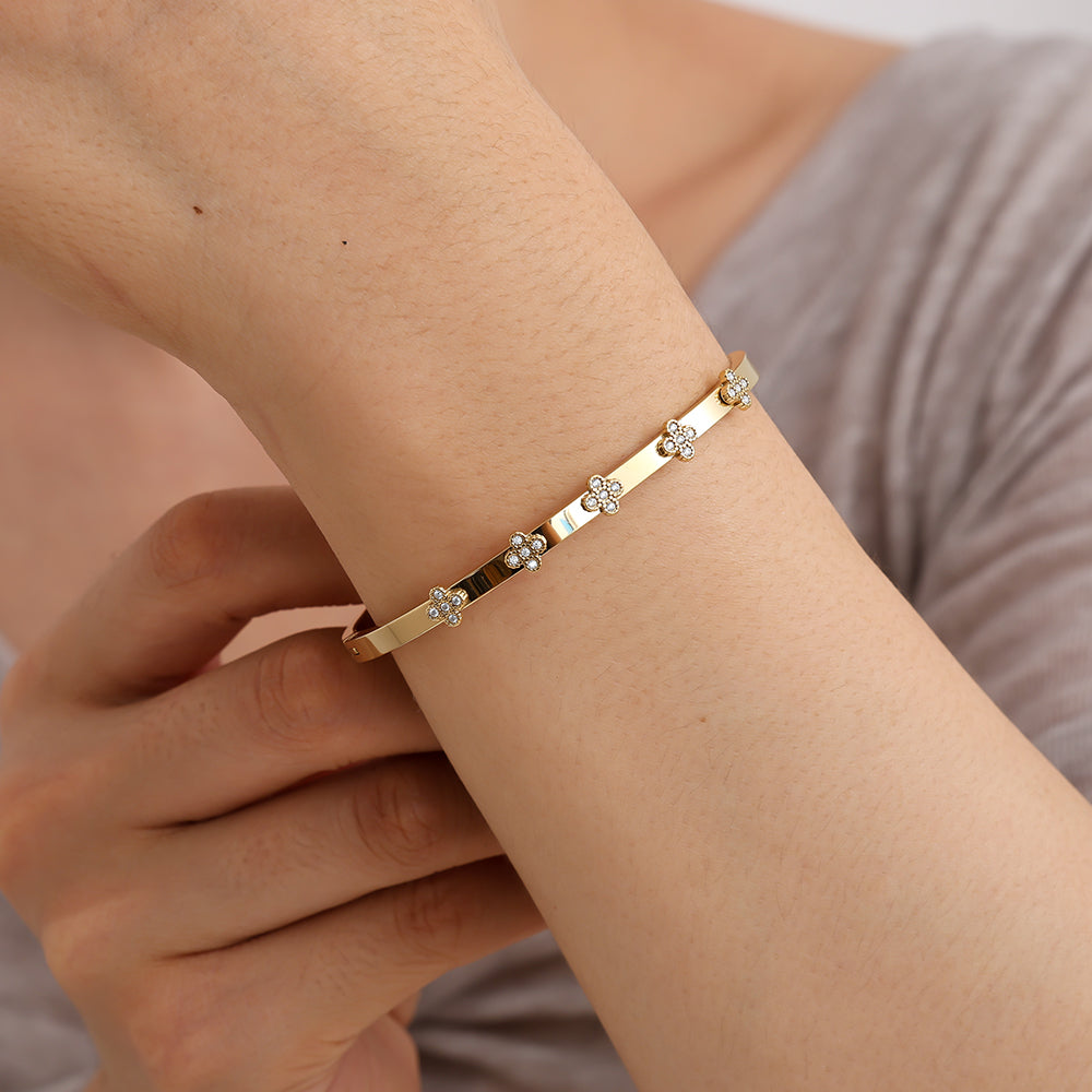 Jonc Diamond Lucky Flower Doré – porté au poignet