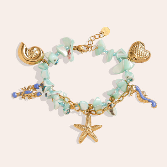 Bracelet Chips Bleu Lagon Charms Marins Dorés – fond beige vue complète