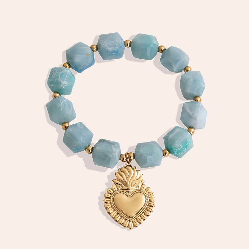 Bracelet Élastique Perles Cubiques Bleu Azur Sacré-Cœur Doré – fond beige vue complète