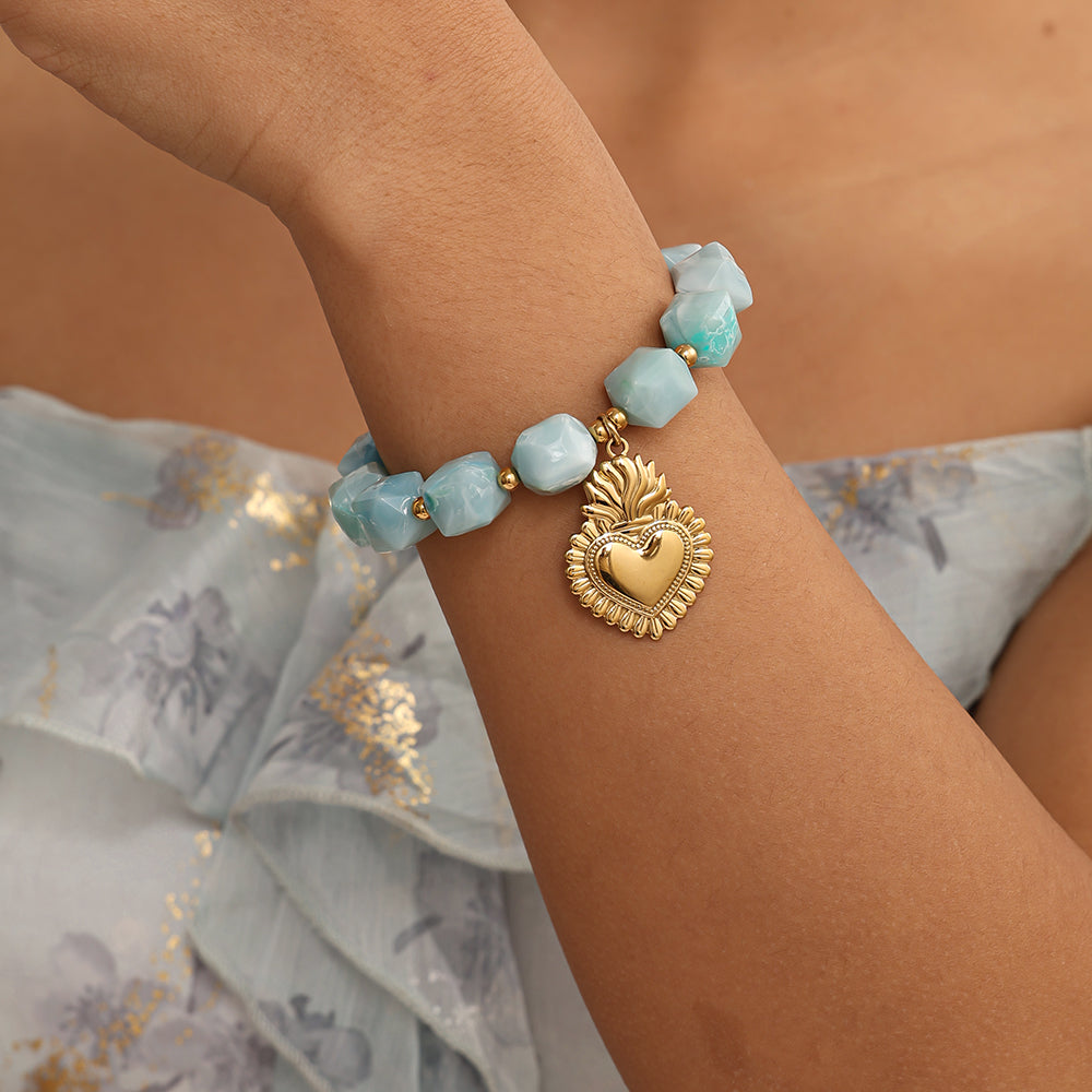 Bracelet Élastique Perles Cubiques Bleu Azur Sacré-Cœur Doré – porté au poignet