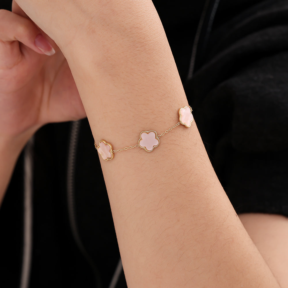 Bracelet Fleurs Trèfle Résine Rose Nacré Doré – porté au poignet