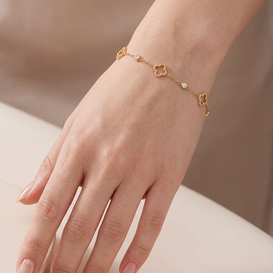 Bracelet Trèfles Ajourés Milgrain Zirconia Lunette Doré – porté au poignet