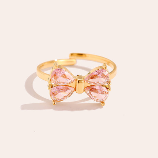 Bague Nœud Papillon Zirconia Rose Nacré Doré – fond beige vue complète