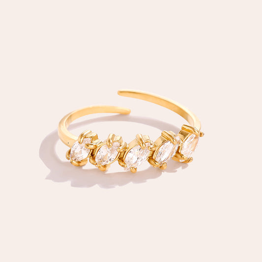 Bague 5 Zirconia Marquise Blanc Cristal Doré – fond beige vue complète