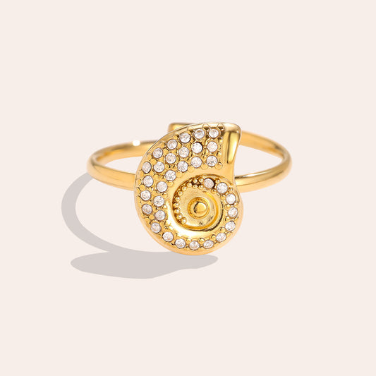 Bague Coquille Spirale Pavée Zirconia Doré – fond beige vue complète