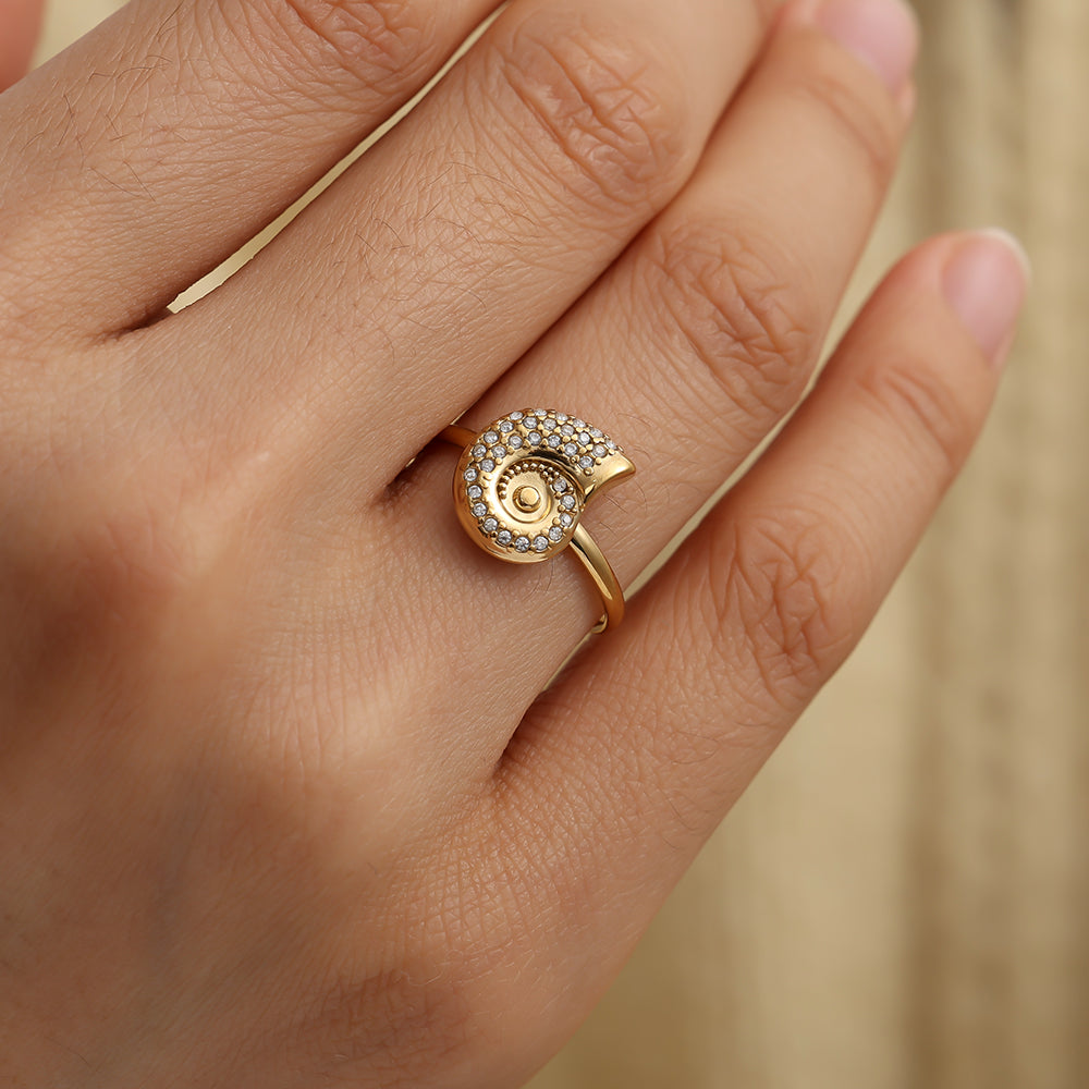 Bague Coquille Spirale Pavée Zirconia Doré – portée au doigt