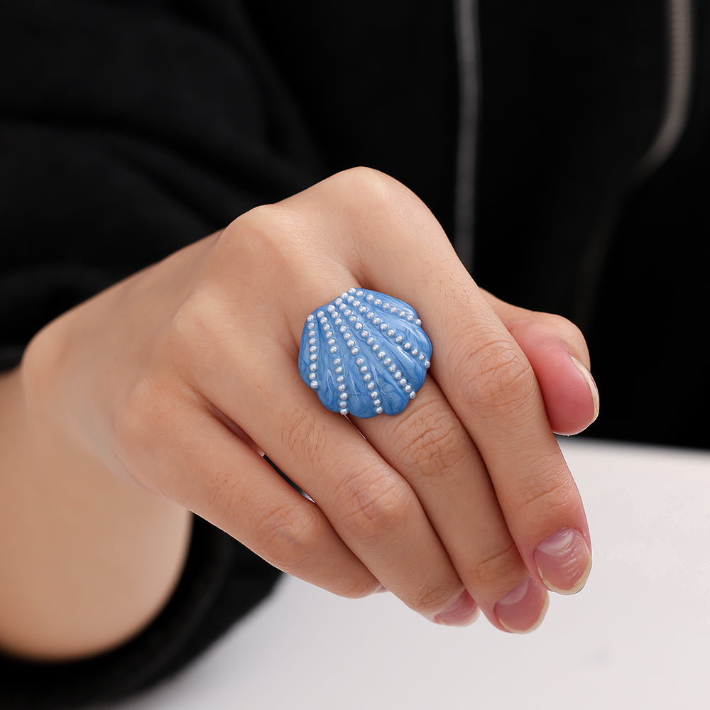 Bague Coquille Saint-Jacques Bleue Azur Micro-Perles Nacrées – portée au doigt