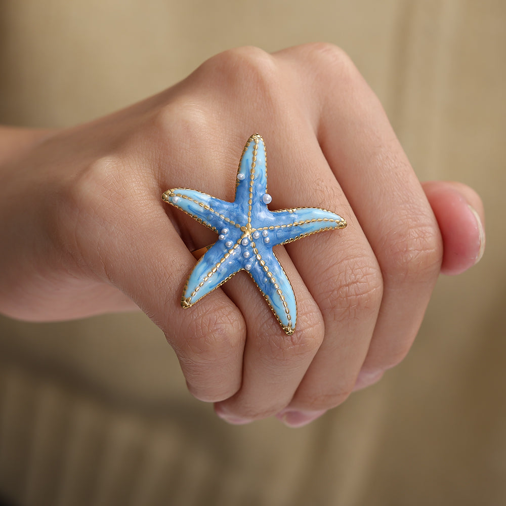 Bague Étoile de Mer Bleue Azur Nacré Liseré Doré Perles – portée au doigt