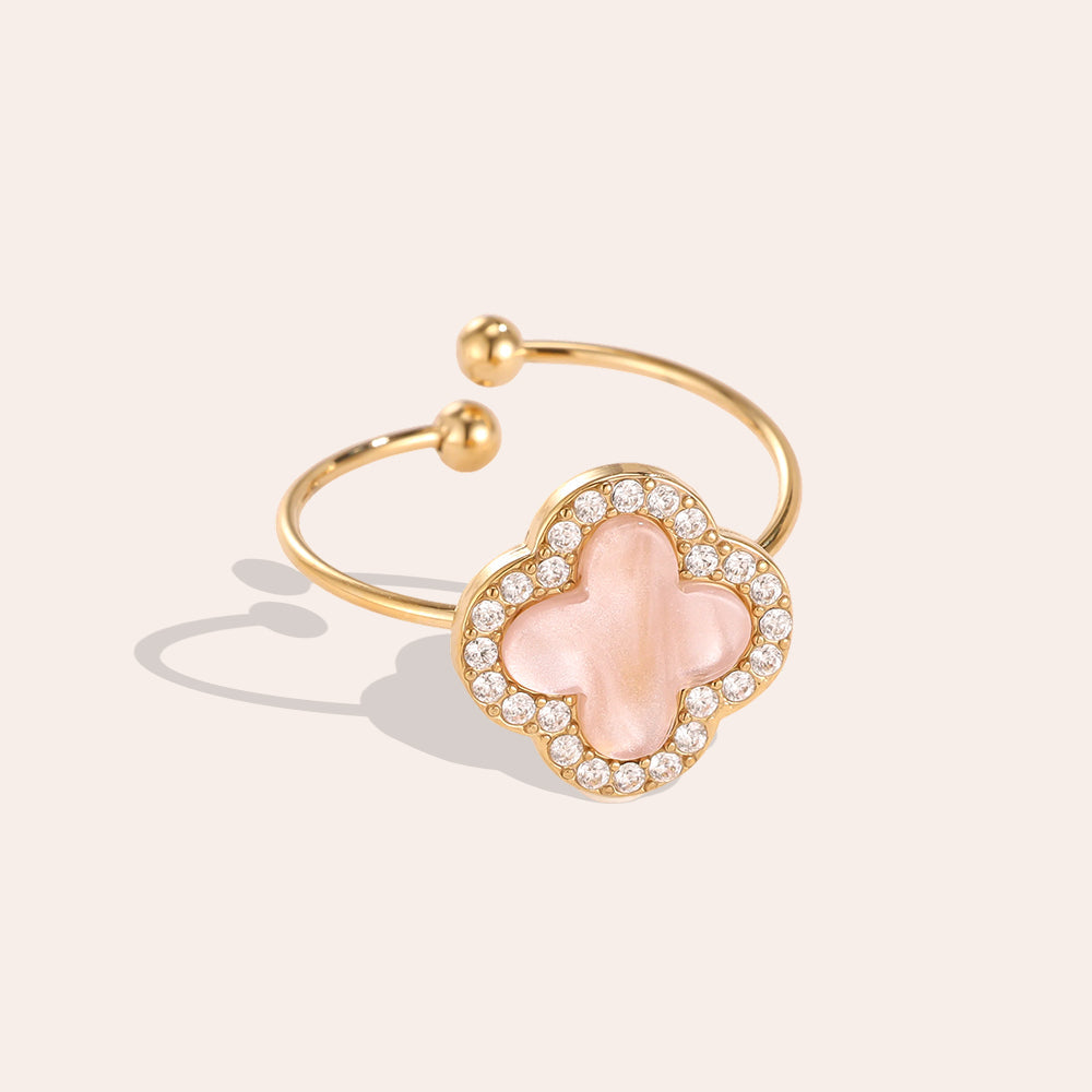 Bague Jonc Doré Trèfle Rose Nacré Halo Zirconia – fond beige vue complète
