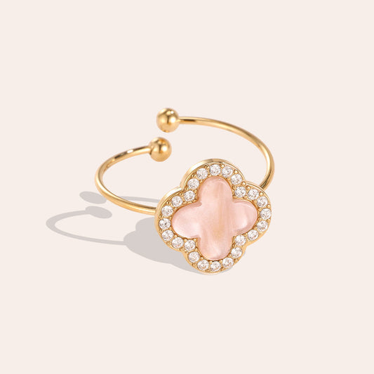 Bague Jonc Doré Trèfle Rose Nacré Halo Zirconia – fond beige vue complète