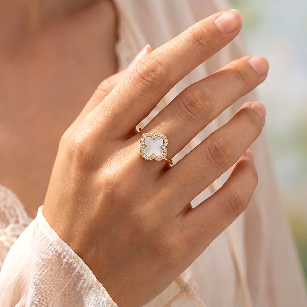 Bague Jonc Doré Trèfle Rose Nacré Halo Zirconia – portée au doigt