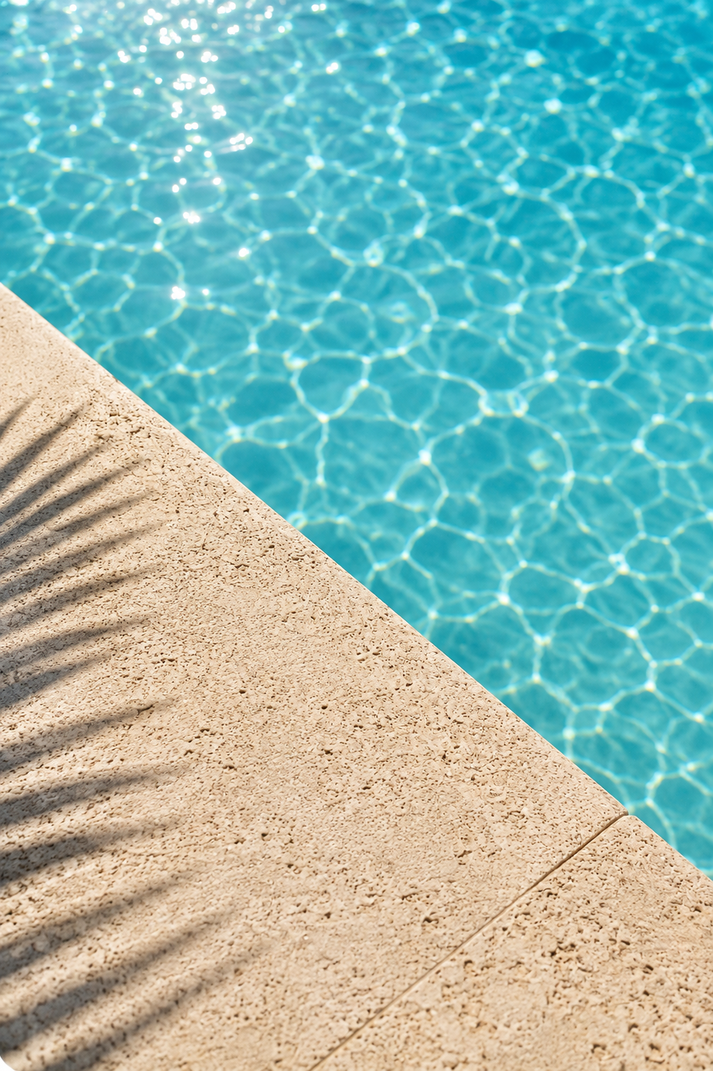 Arrière-plan en bord de piscine avec eau turquoise et pierre claire